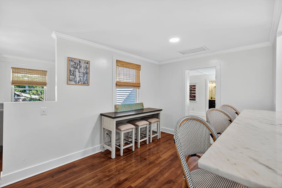 Table with 3 bar stools