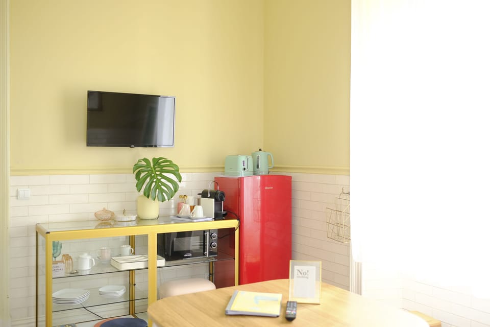 Garden Suite - Living Room (has single bed)