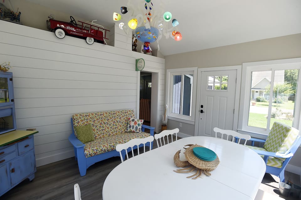 Enclosed Sun Room w/ Seating and Table w/ Chairs (great game room)