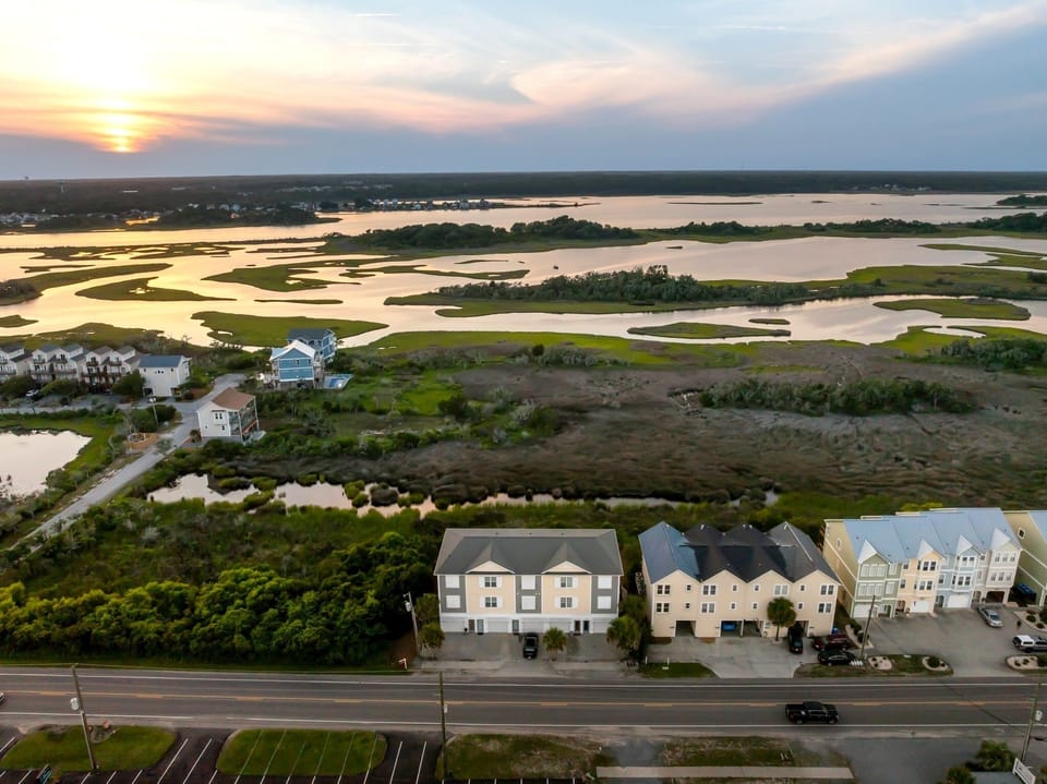Enjoy vast views of the Intracoastal waterway from the common areas and patios