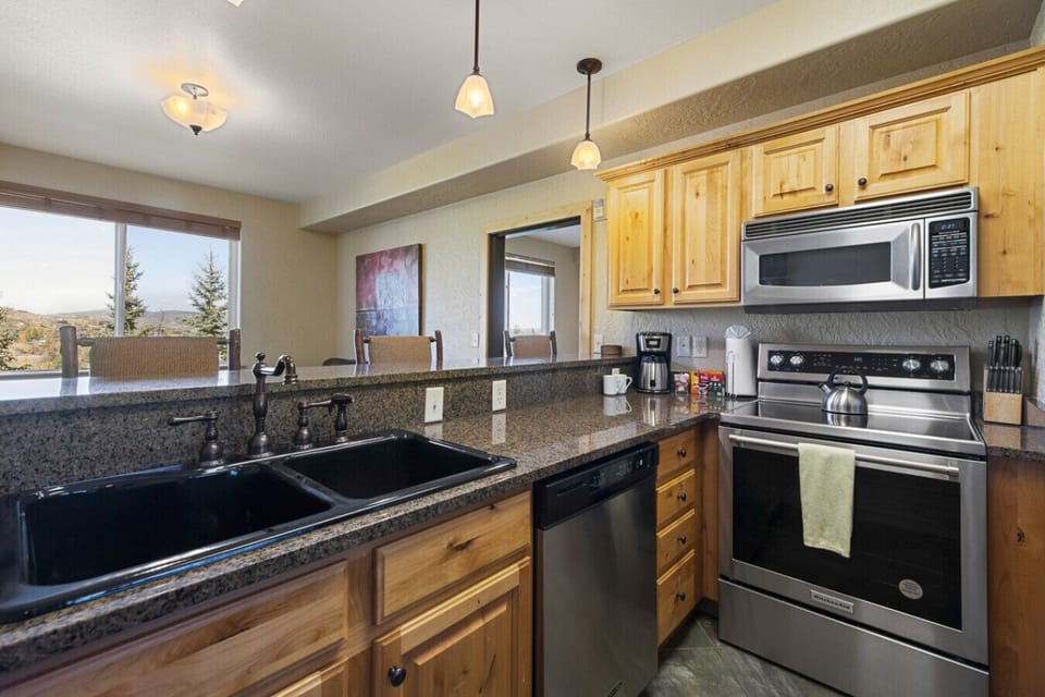 Large Kitchen w/Appliances