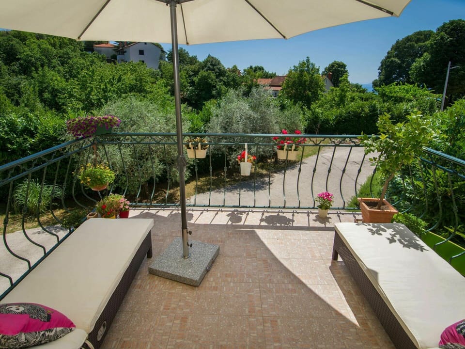 Plant, Property, Building, Tree, Shade, Outdoor Furniture, Interior Design, Architecture, Urban Design, Leisure