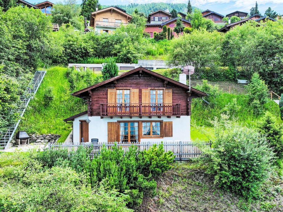 Plant, Building, Window, Natural Landscape, Tree, Nature, House, Land Lot, Vegetation, Sky