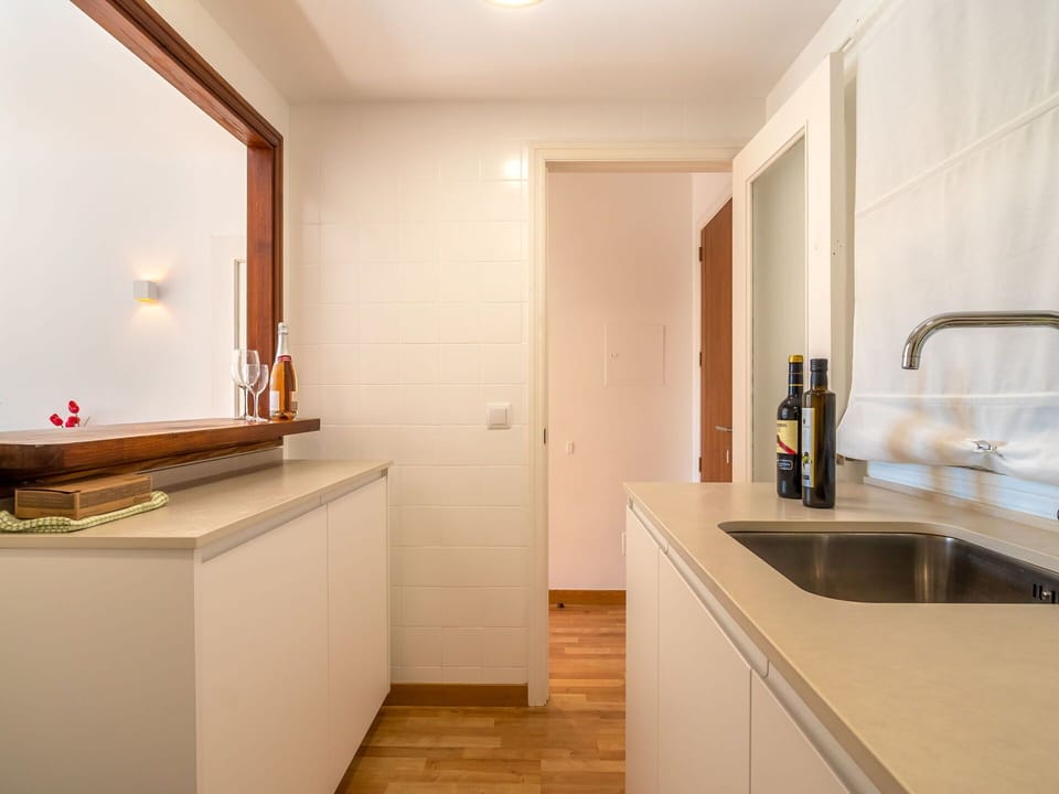 Kitchen Sink, Cabinetry, Property, Building, Mirror, Countertop, Tap, Sink, Wood, Plumbing Fixture