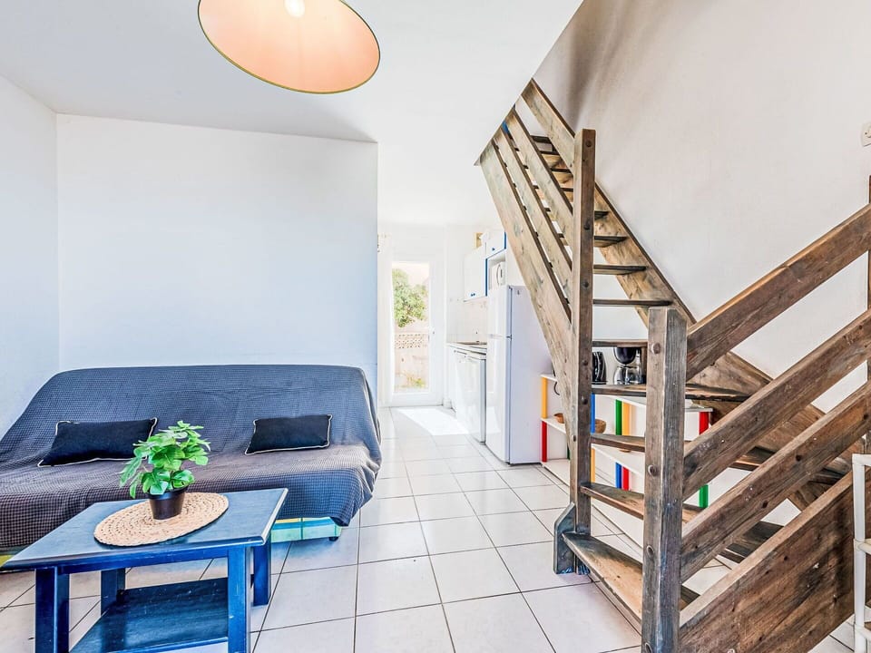 Furniture, Property, Couch, Bookcase, Shelf, Interior Design, Comfort, House, Plant, Wood