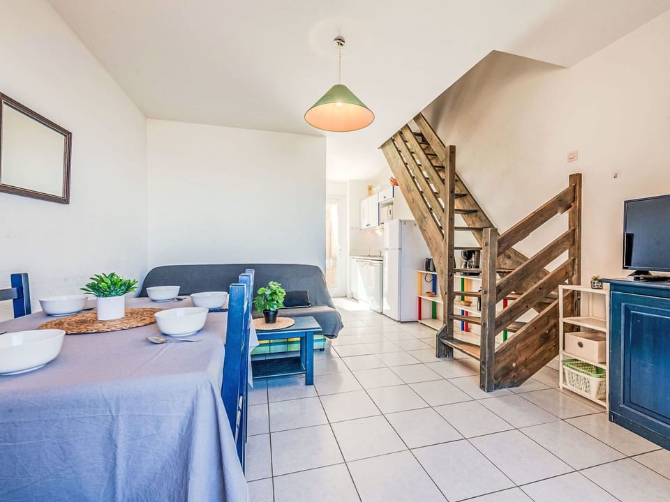 Furniture, Table, Bookcase, Wood, Interior Design, Picture Frame, Shelf, Floor, Flooring, Living Room