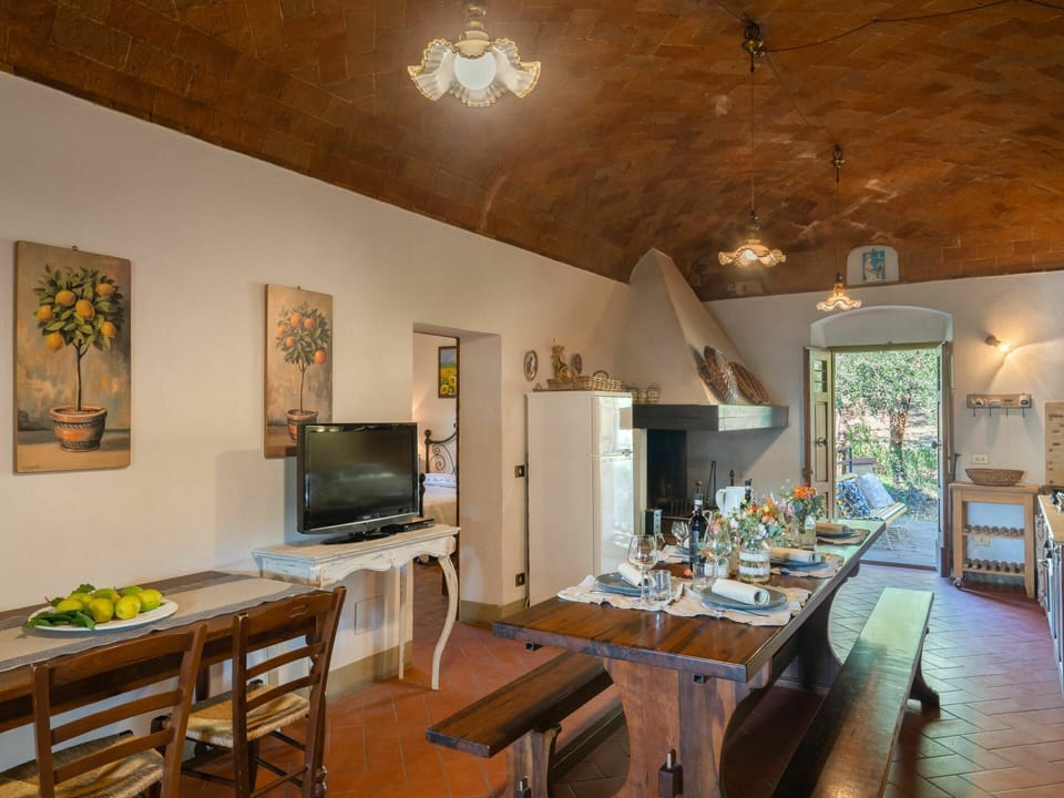 Picture Frame, Table, Furniture, Property, Wood, Interior Design, Lighting, Chair, Floor, House