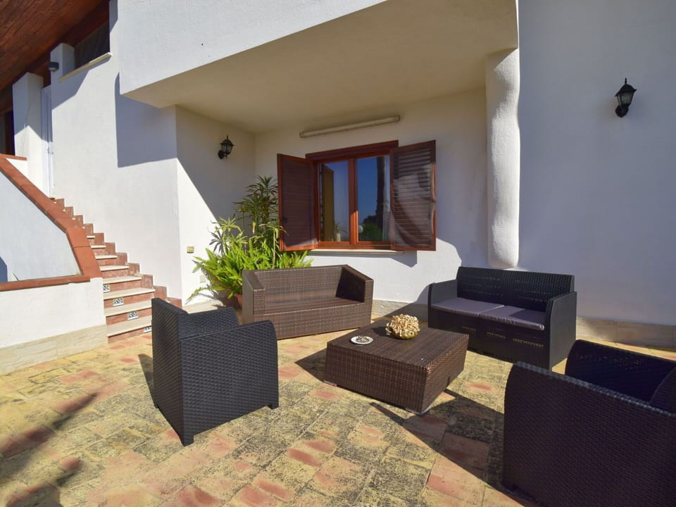Plant, Interior Design, Shade, Flooring, Floor, Building, Living Room, Real Estate, Comfort, Wood