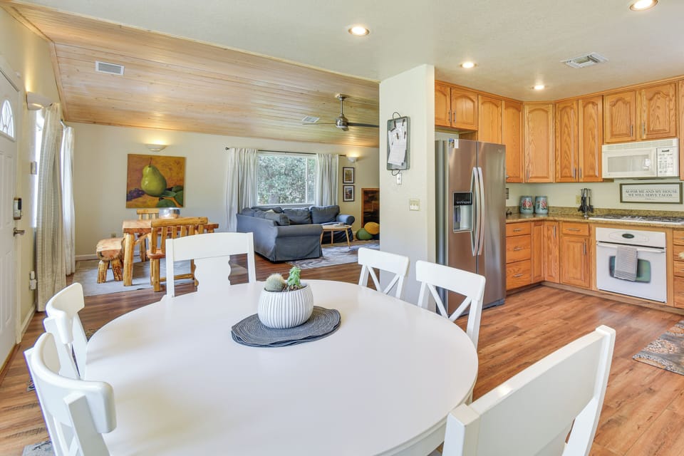Dining Area | Dishware & Flatware | Upper Level
