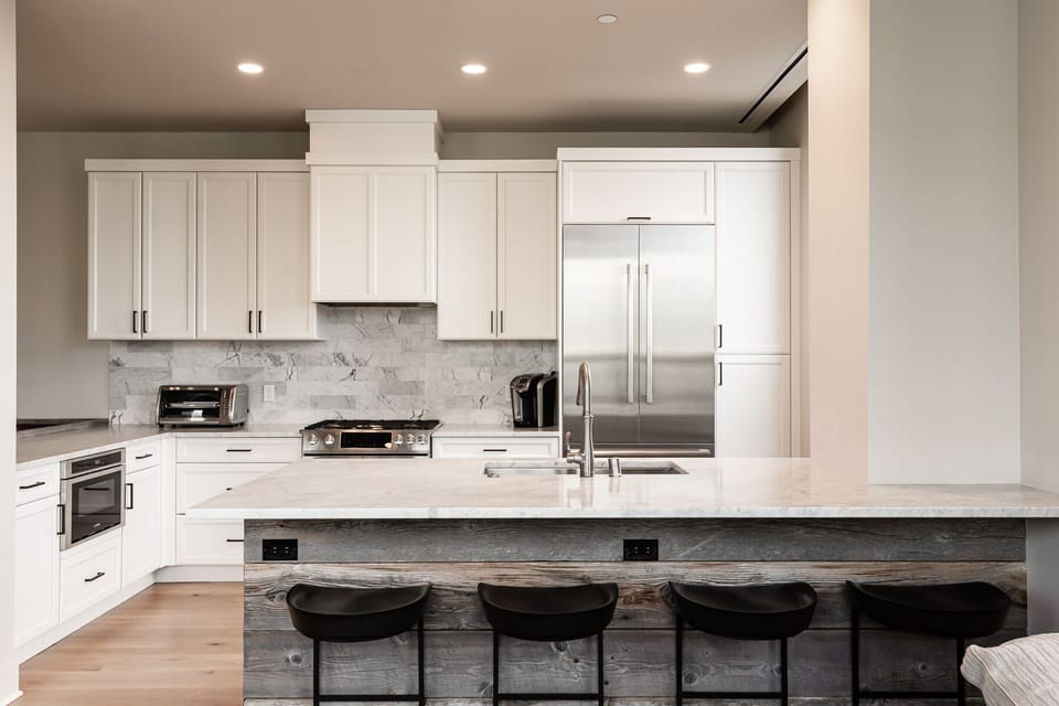 Full kitchen with island seating for 4.