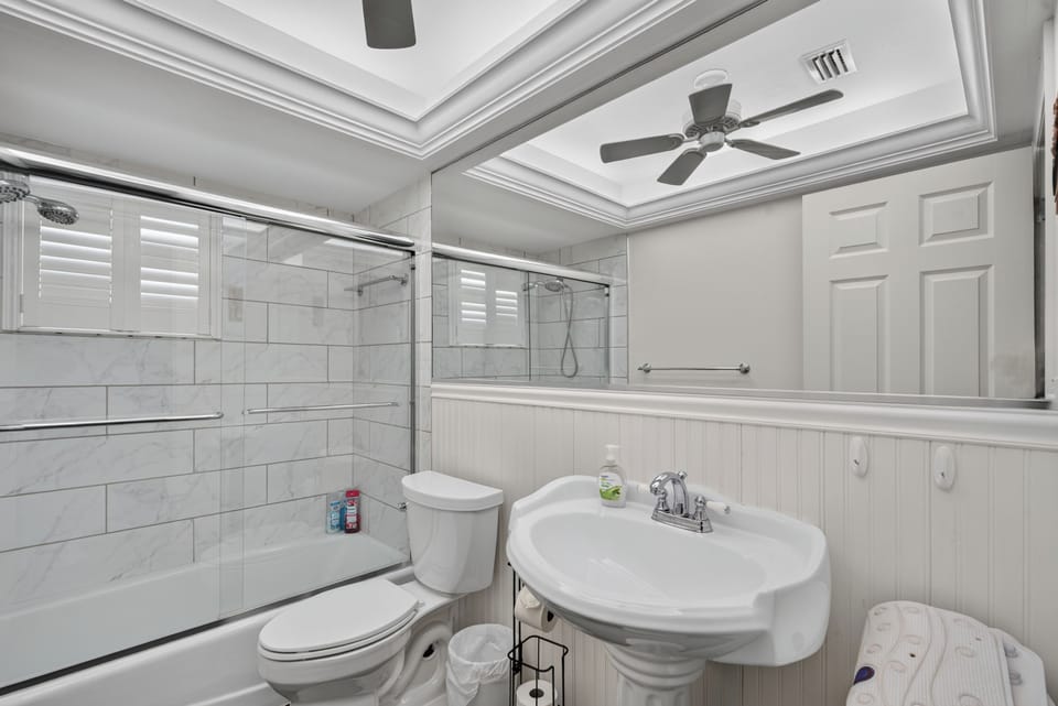 Updated 2nd bathroom with tub