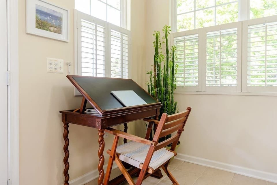 Desk to plan your adventures: kayaking, sailing, sunset cruise, fishing or hikes