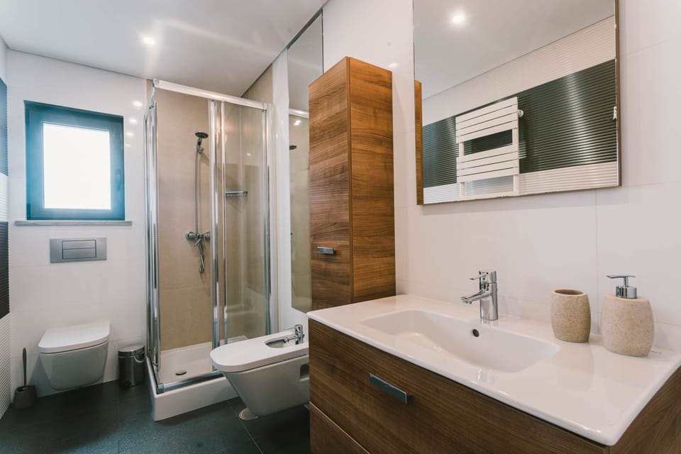 Bica 2 En suite bathroom with lavabo/shower/toilet/biedt
