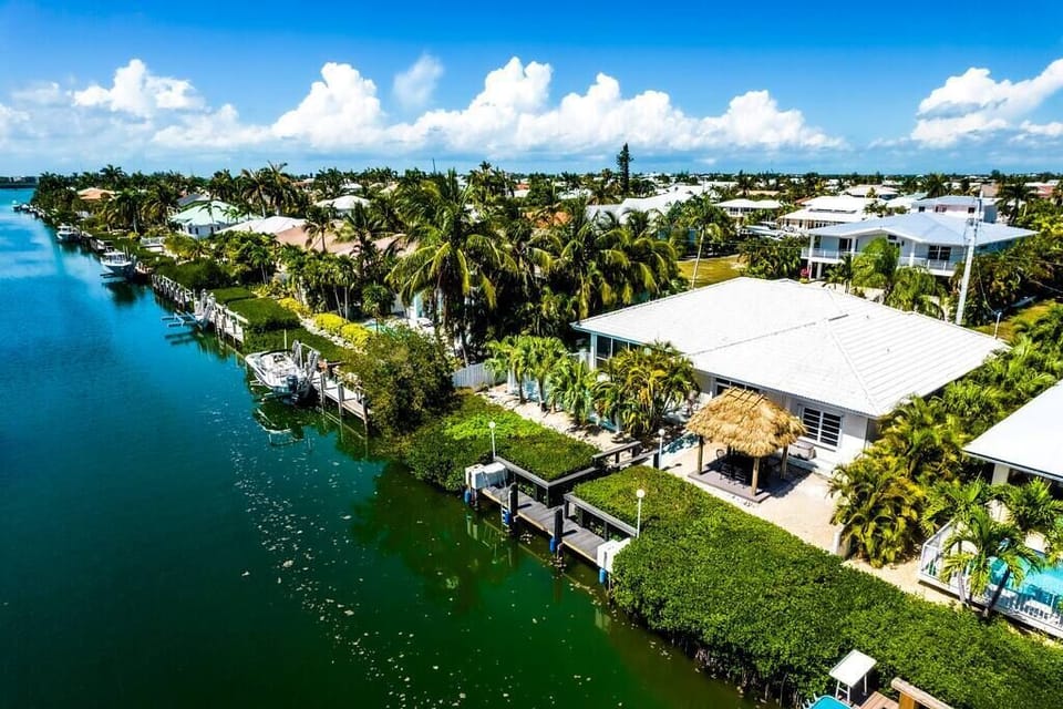 Private and cozy location at KCB, 1 min to either the gulf or the ocean, 50ft canal frontage.