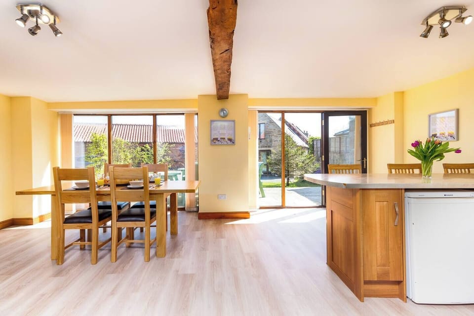 This is a 6 seater dining table and breakfast bar.