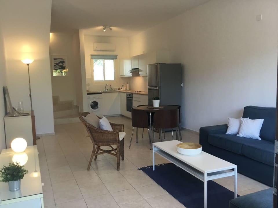 Kitchen/dining/living area