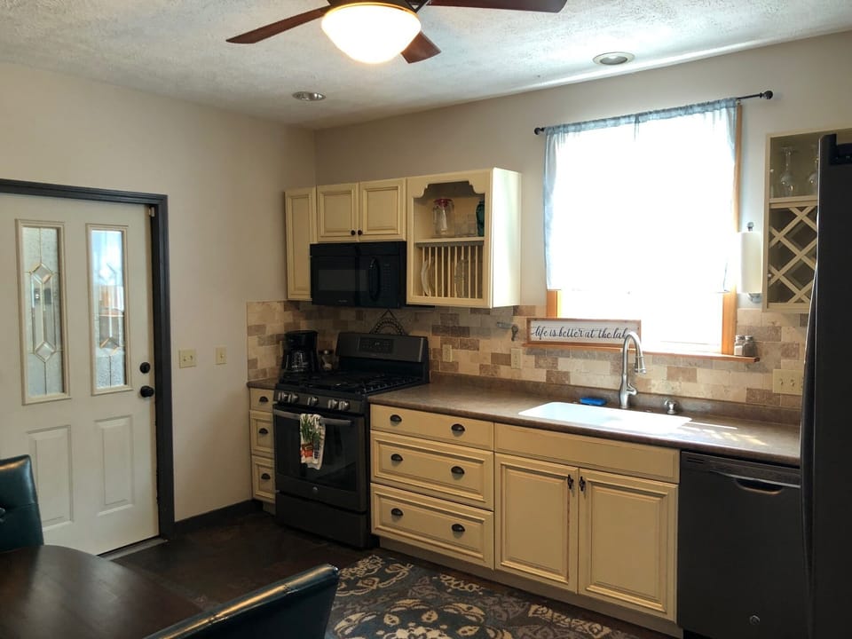 Large, spacious, and fully equipped kitchen!
