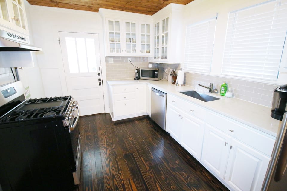 Updated kitchen with Keurig/Nespesso machines!