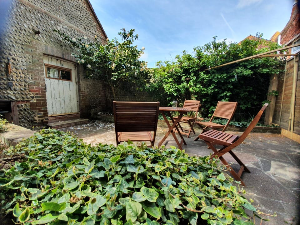 Private garden. Dogs can't escape!