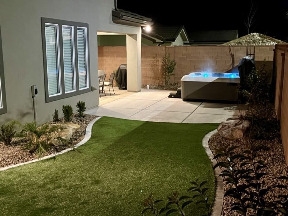 Backyard - Includes BBQ and Hot Tub