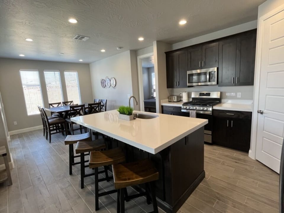 Kitchen & Dining 