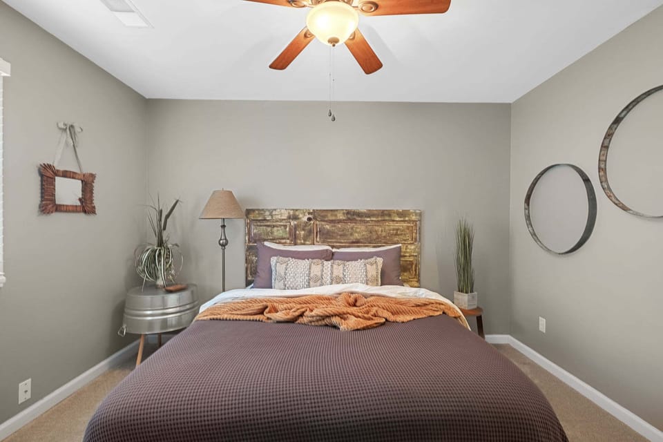 Queen Guest Room w smart TV