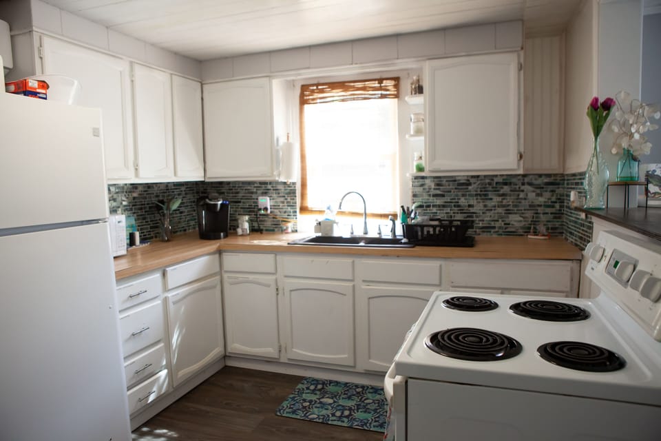 Fully stocked Kitchen ( no dishwasher)