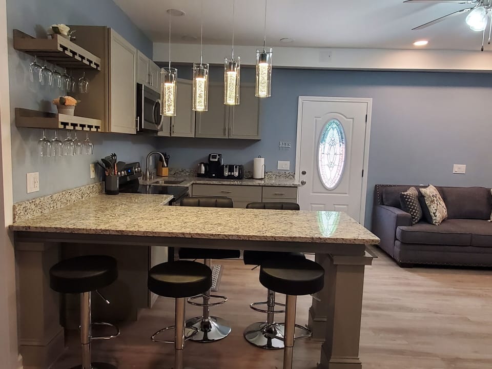 Modern eat-in kitchen with granite countertop & Bar stools (6)