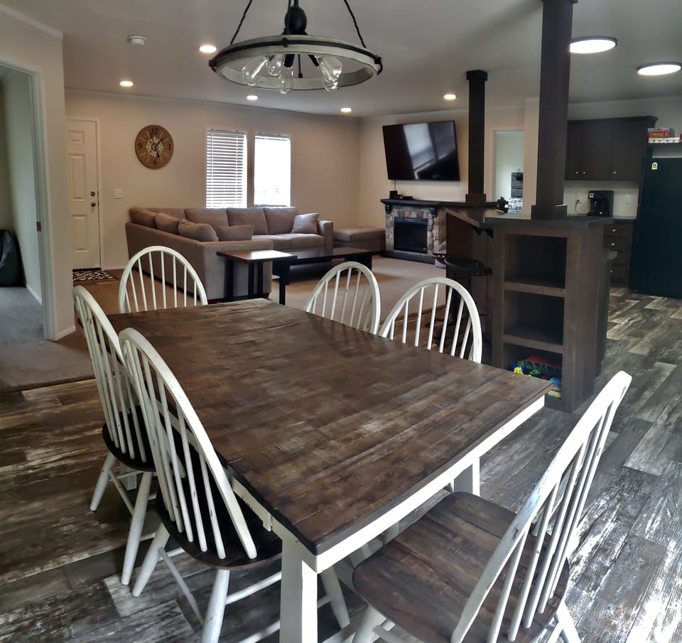 70" Smart TV , 6 seating dining table, spacious kitchen and livingroom