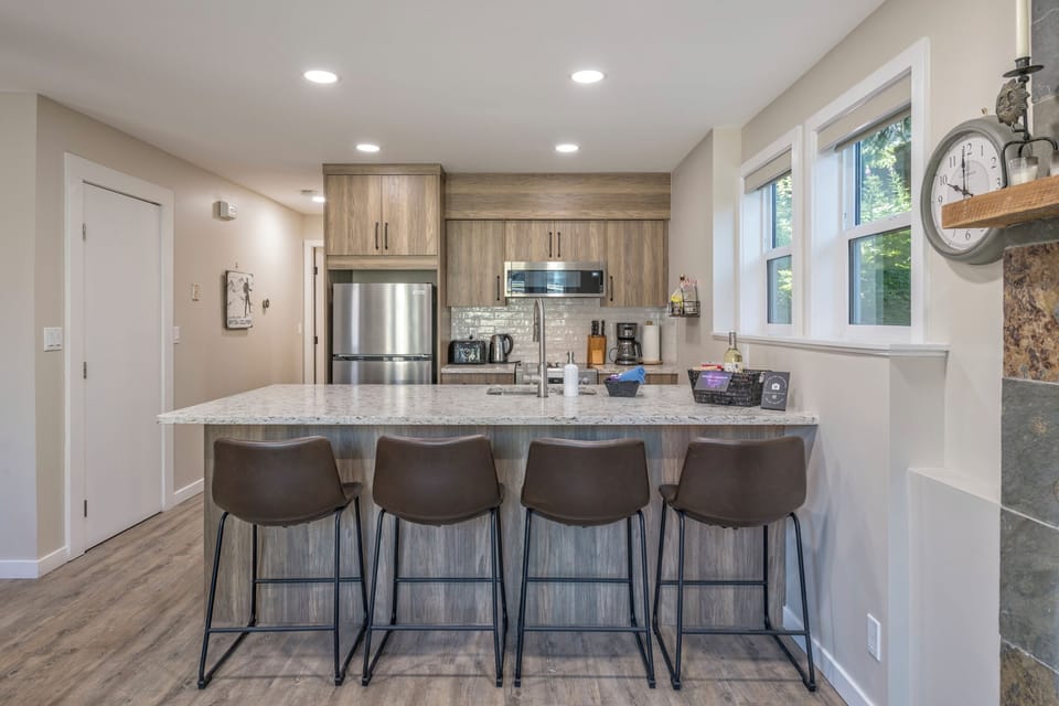 Fully Equipped Upgraded Modern Kitchen 
