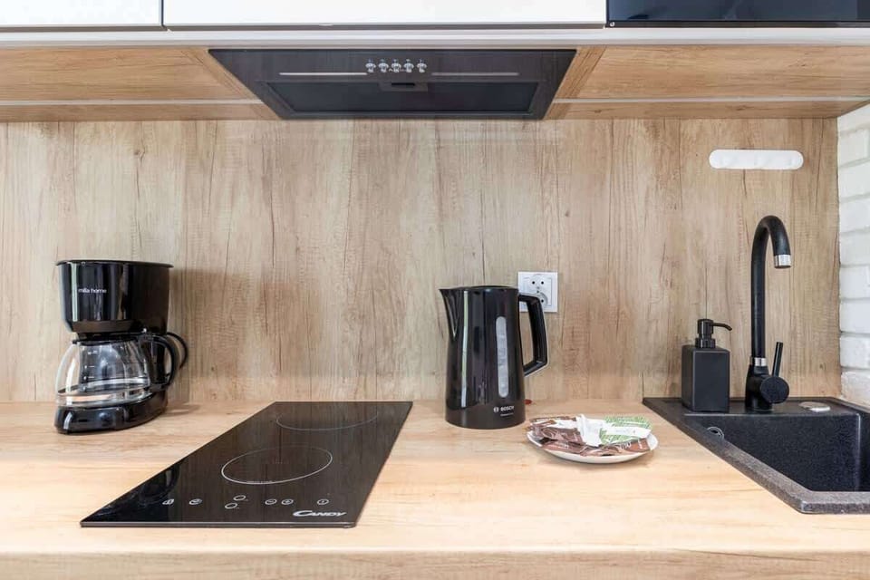 Kitchenette with plenty of kitchen utensils and dishes. 