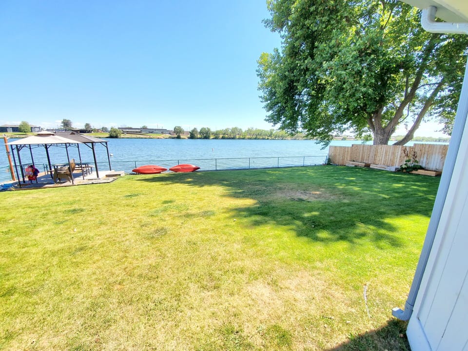 Fully Fenced Backyard right on Moses Lake.