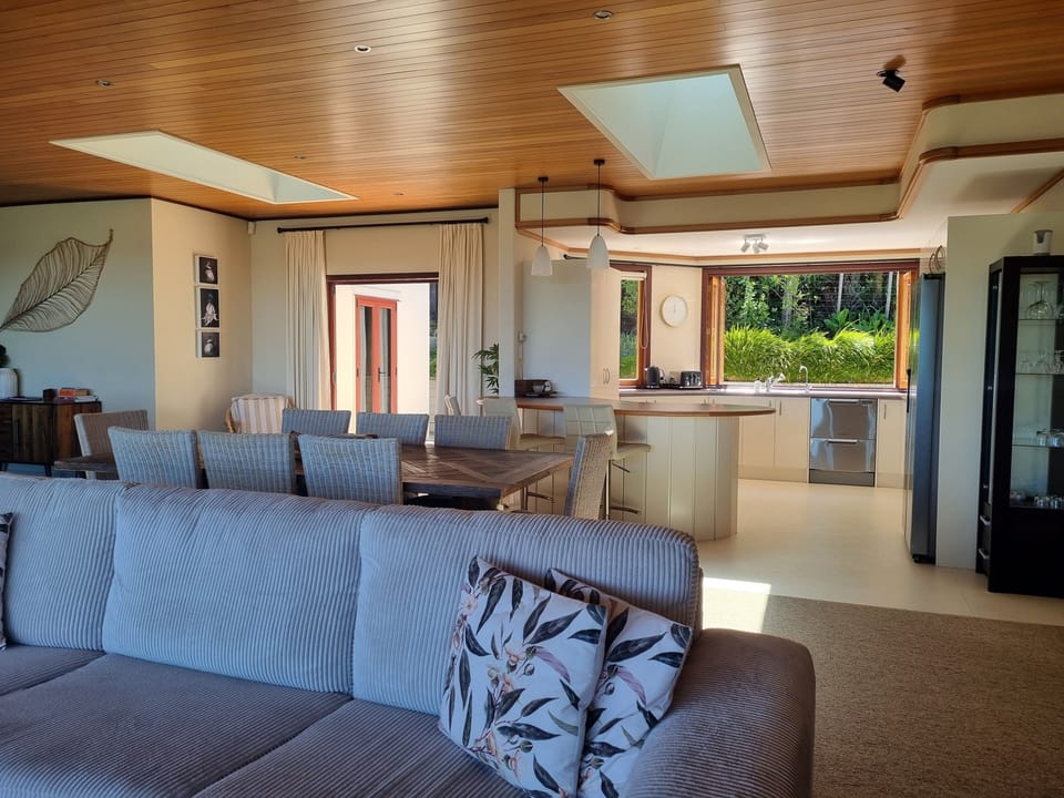 Dining to Kitchen