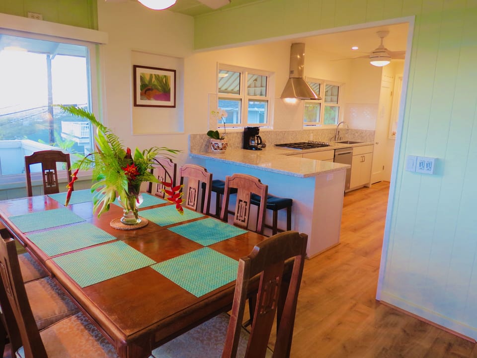 Dining for 8 right off the kitchen