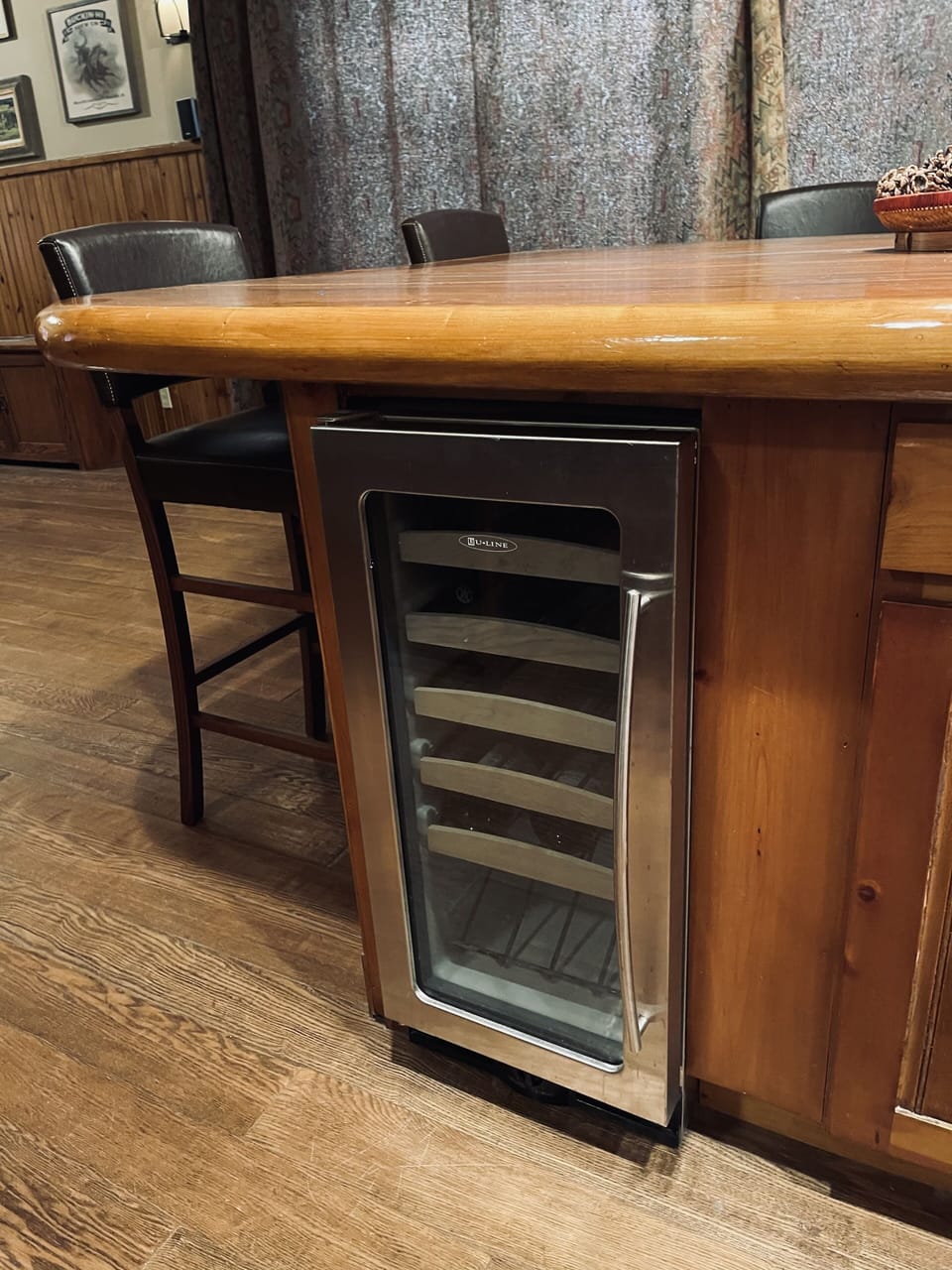 Wine refrigerator 
