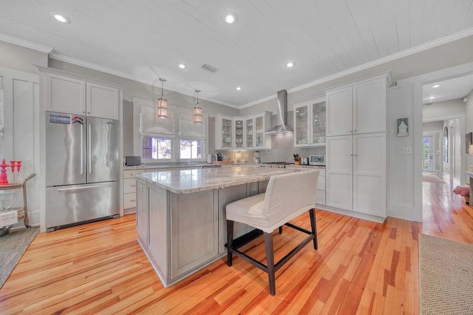 Fully equipped gourmet kitchen