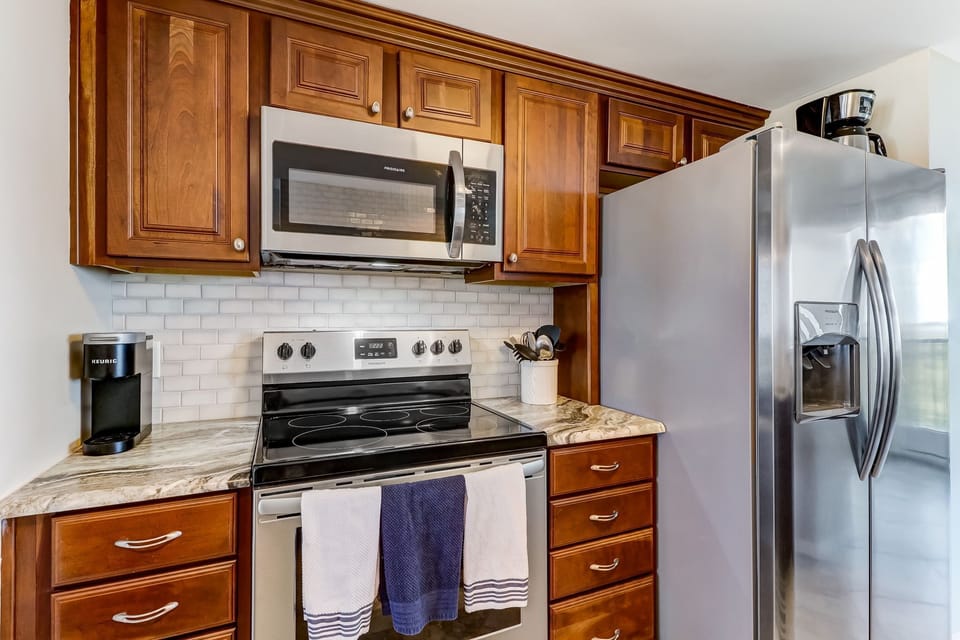 Sparkling Updated Kitchen with Quartz Countertop and Tile Backsplash