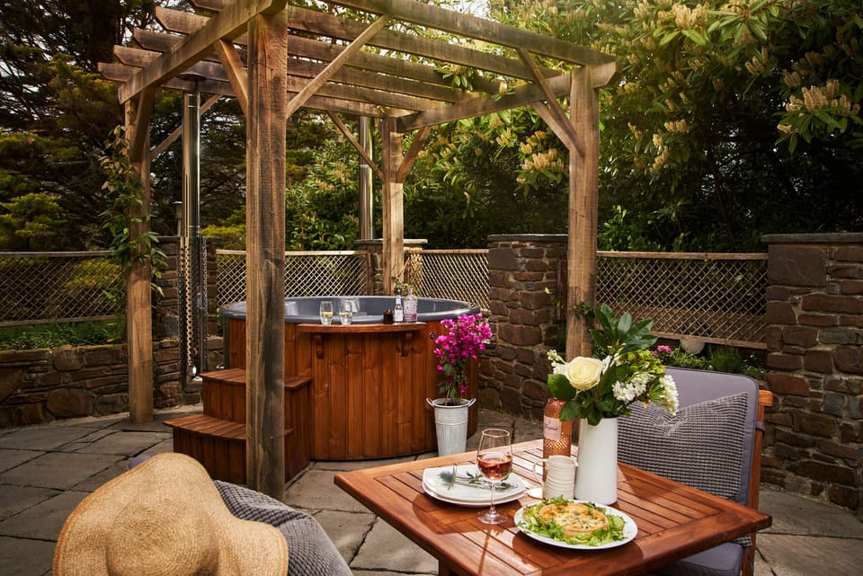 Fresh Escapes - Swifts Return - Romantic -  hot tub , sauna, pool