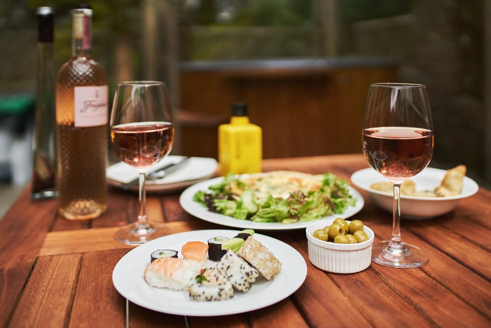 Fresh Escapes - Swifts Return - Romantic -  hot tub , sauna, pool