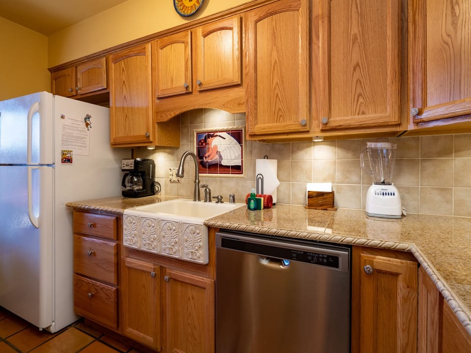 Full Kitchen - Coffee Maker, Blender