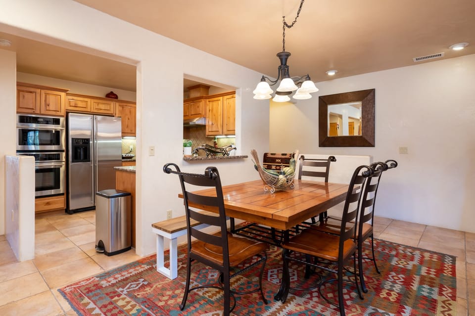 Dining Room - Seating For 6