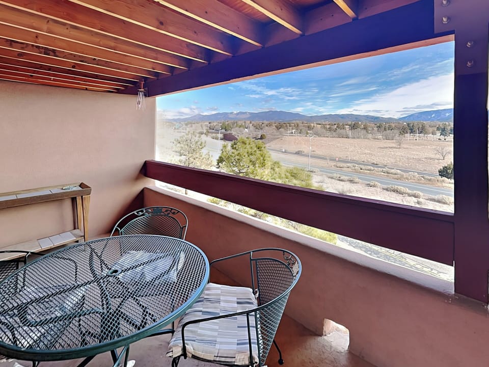 Outdoor Dining & Mountain Views