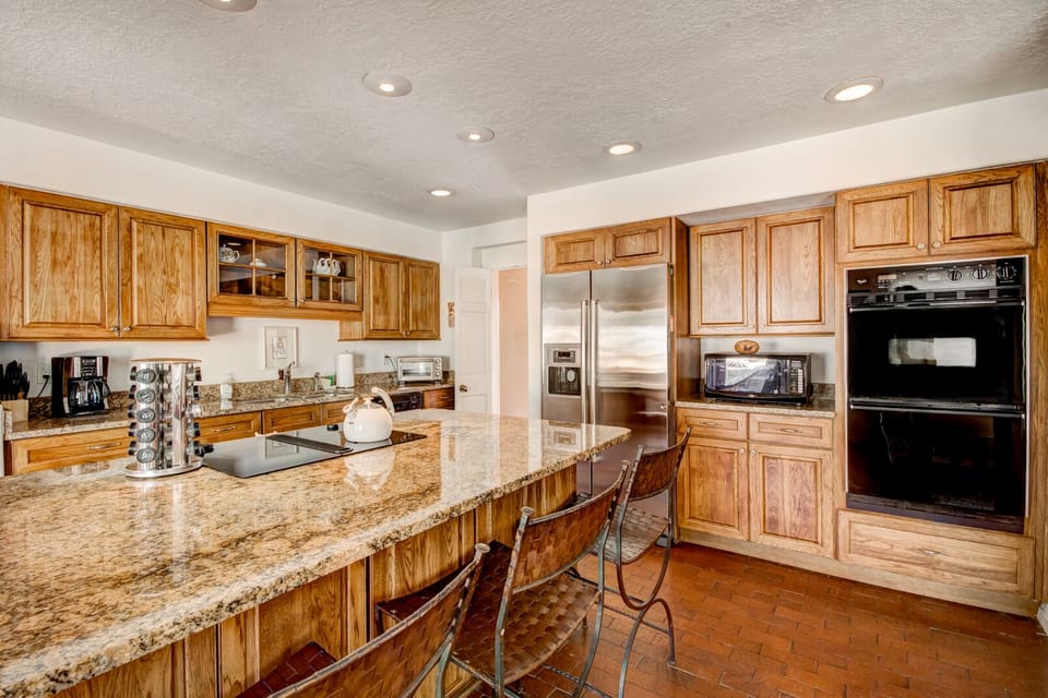 Kitchen - Breakfast Bar - Countertop Seating for 3