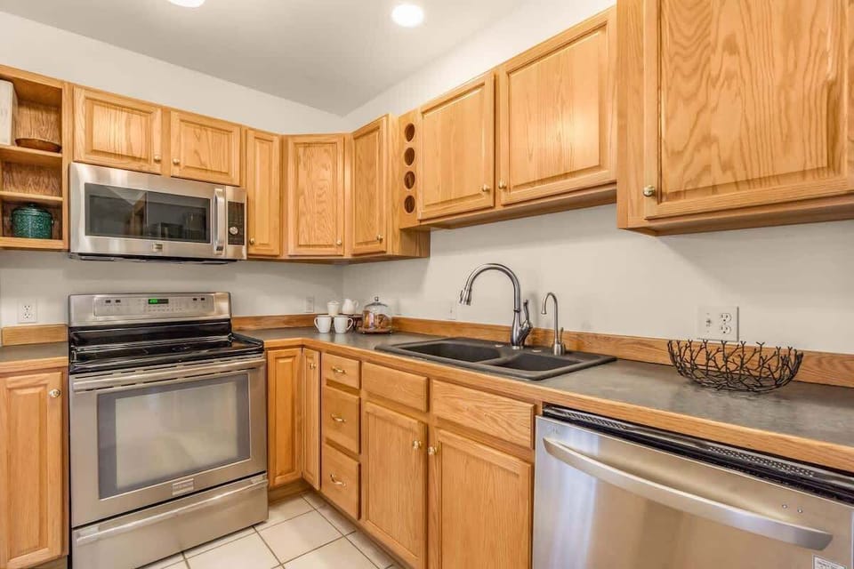Full kitchen