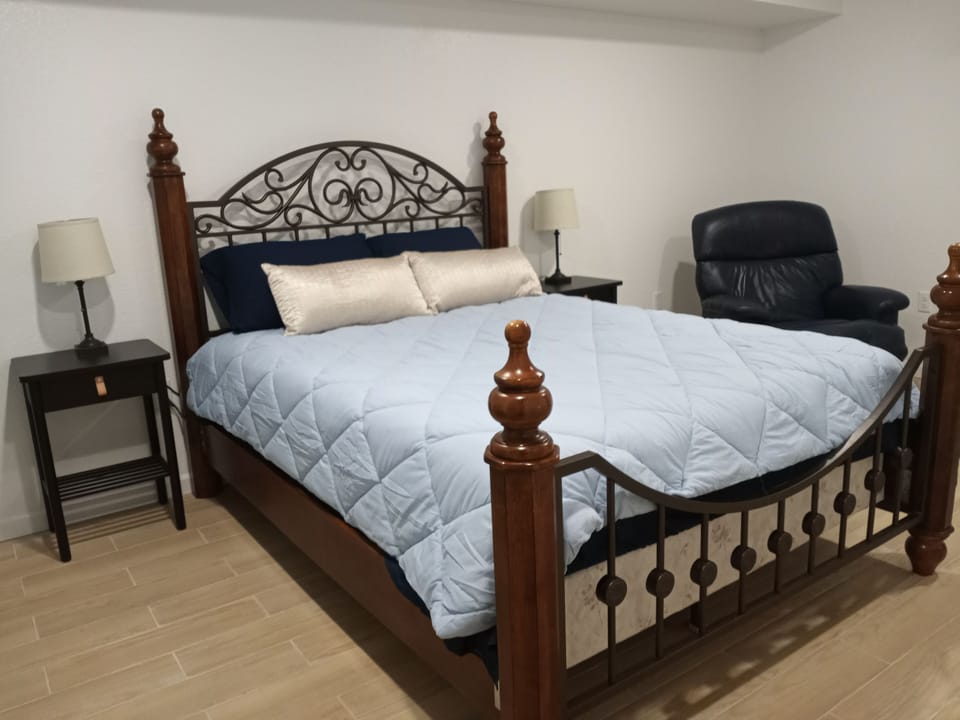 bedroom #1 (queen bed)