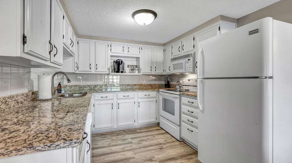 Fully stocked kitchen, granite countertops, Keurig & traditional coffee maker. 