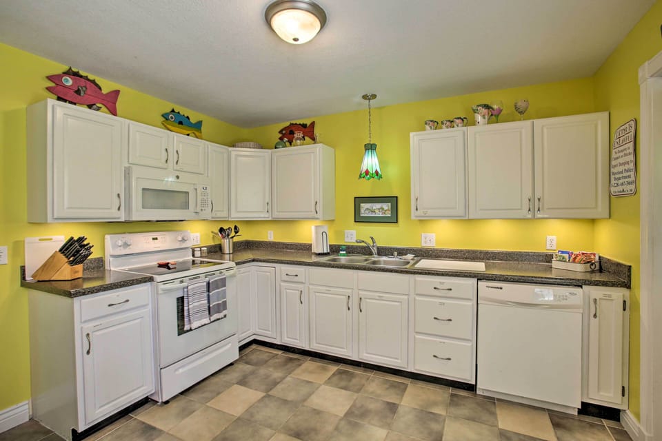 Kitchen | Blender & Slow Cooker Provided