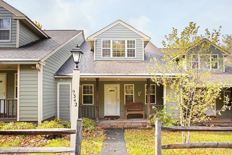 Easy access to the mountain.. Ski On  Off with Green Trail 250ft from the front door.