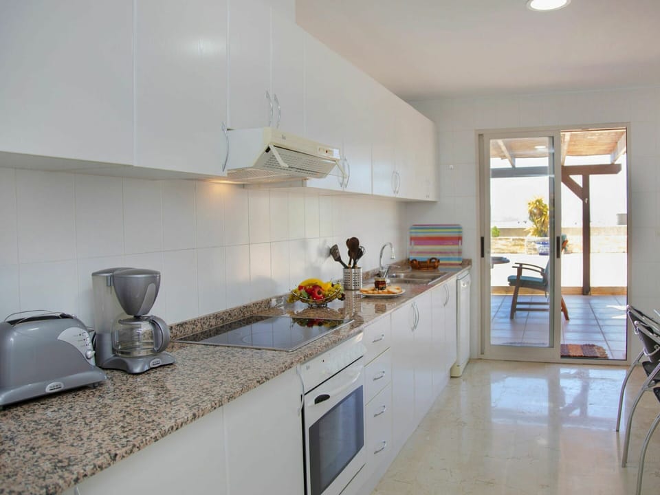 Countertop, Cabinetry, Property, Kitchen Stove, Kitchen Appliance, Kitchen, Kitchen Sink, Interior Design, Cooktop, Stove