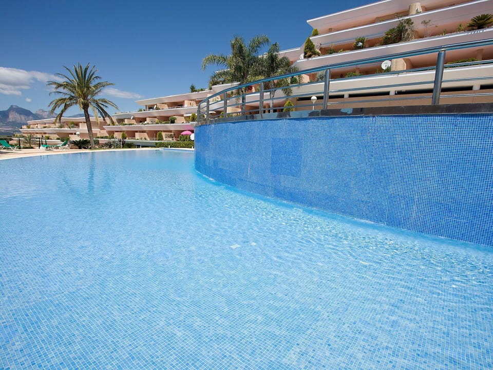 Water, Sky, Building, Swimming Pool, Seaside Resort, Tree, Aqua, Leisure, Real Estate, Shade